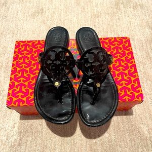 Tory Burch Miller - Patent black thong